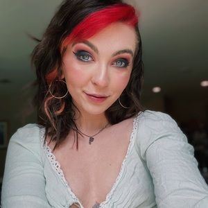 Meet your Posher, Hayley